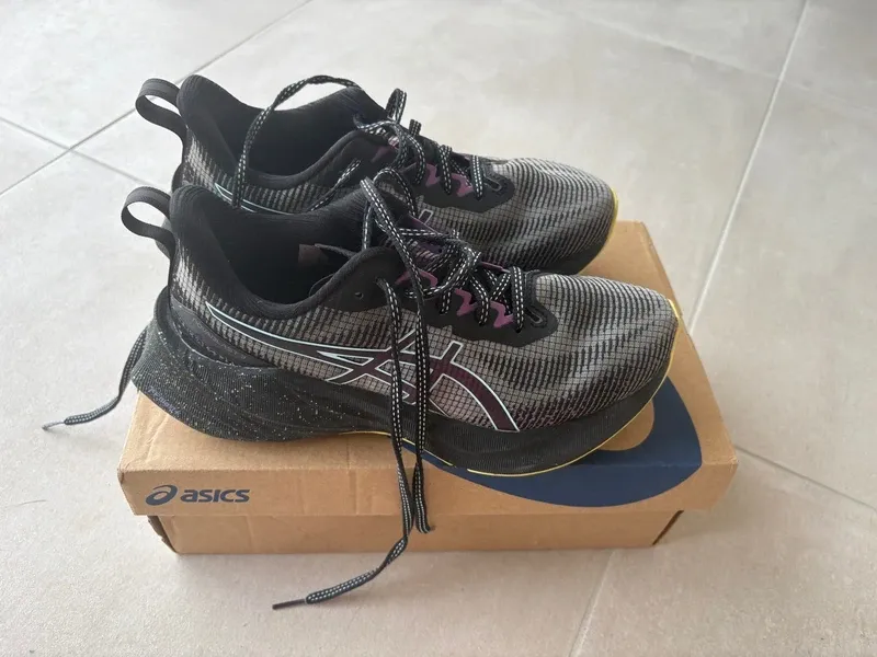 Brugt Asics Novablast 3 LE Running Shoes