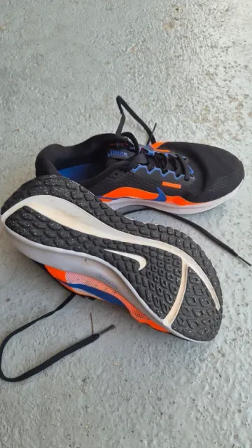 Used Nike Running Shoes bike — image 3 of 3