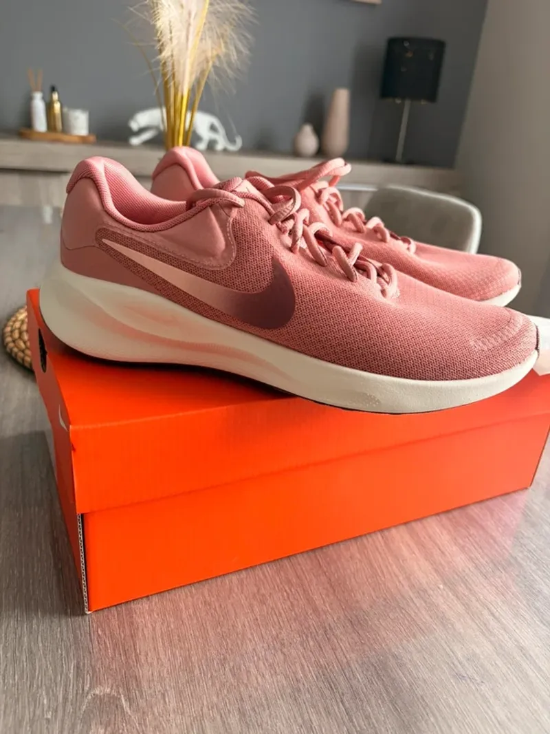 Used Rose Revolution 7 Running Shoes