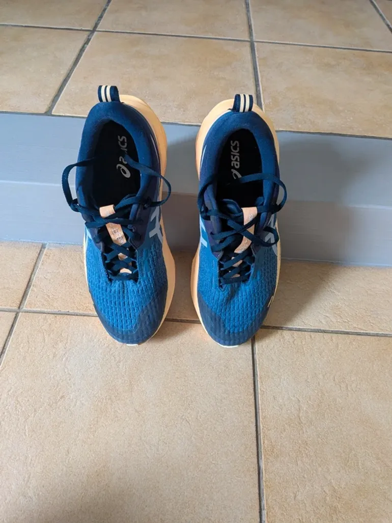 Brugt Asics Novablast 5 bike — billede 2 af 13