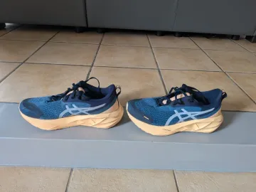 Brugt Asics Novablast 5 bike — billede 1 af 13