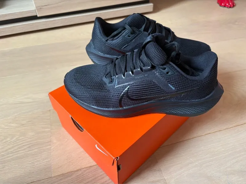 Used Pegasus 40 Running Shoes