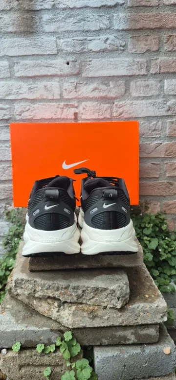 Used White Nike Vomero 18 bike — image 4 of 8