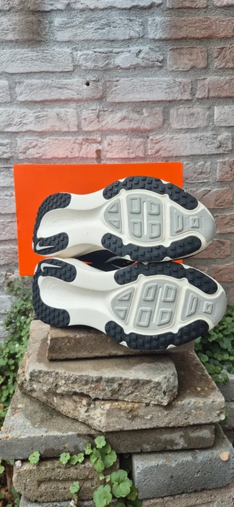 Used White Nike Vomero 18 bike — image 6 of 8