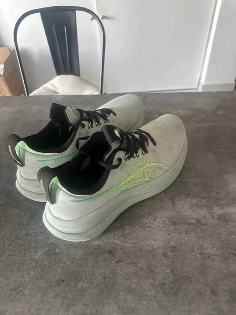 Used Asics Nimbus 28 Running Shoes