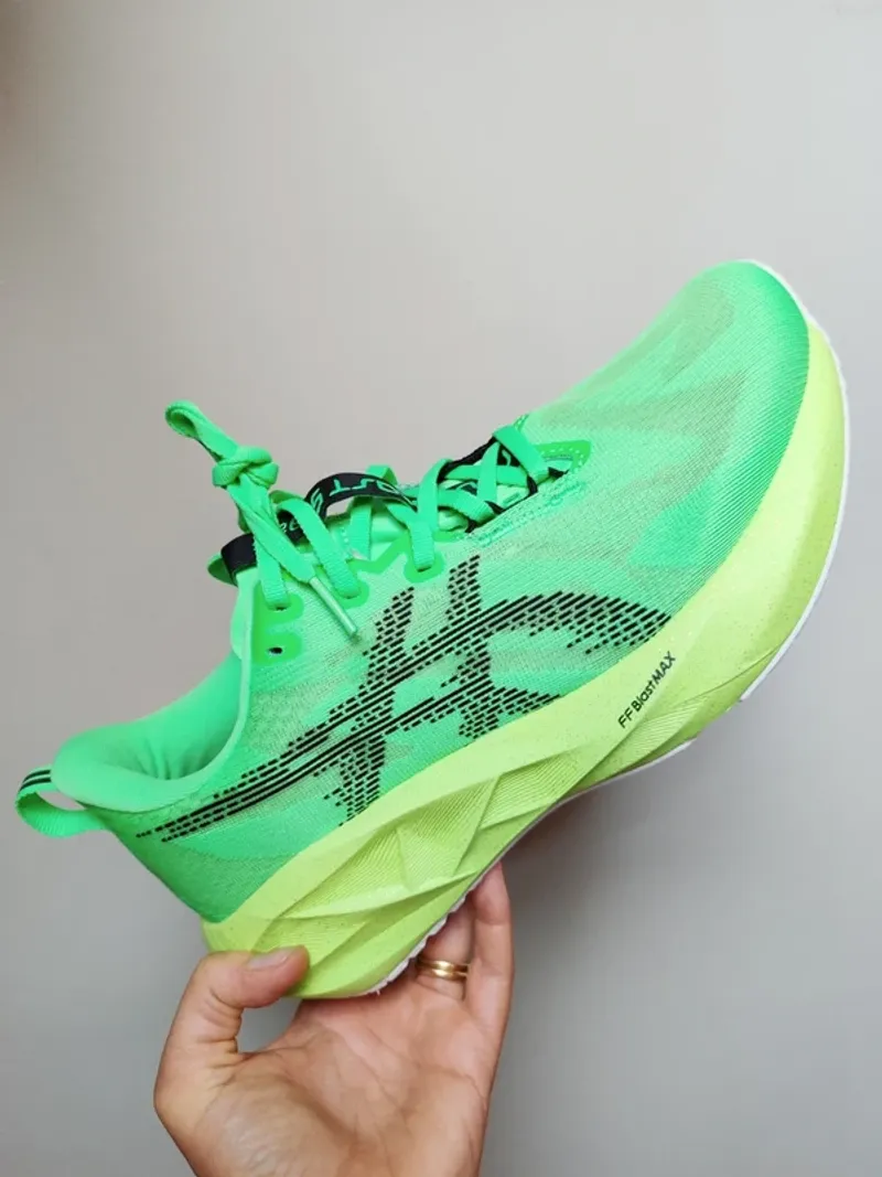 Used Asics Novablast 5 Running Shoes