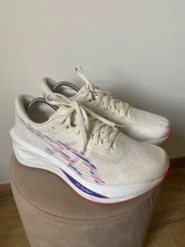 Brugt Asics Novablast 4 bike — billede 1 af 2