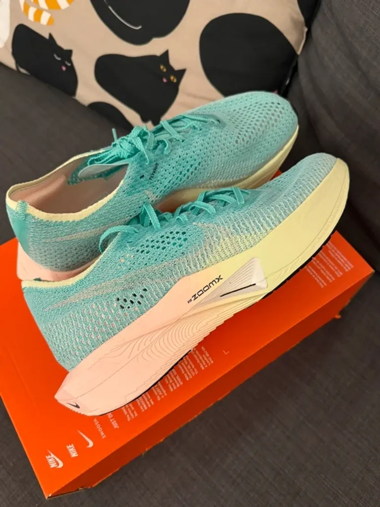 Used 100% ZoomX Vaporfly Next% 3 bike — image 2 of 8