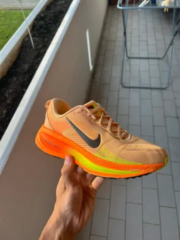 Used Nike ZoomX Vomero 18 bike — image 3 of 9