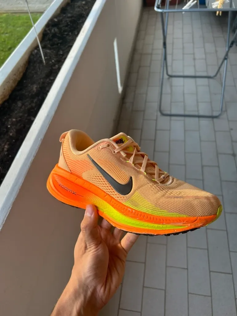 Used Nike ZoomX Vomero 18 bike — image 3 of 9