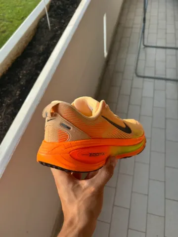 Used Nike ZoomX Vomero 18 bike — image 2 of 9