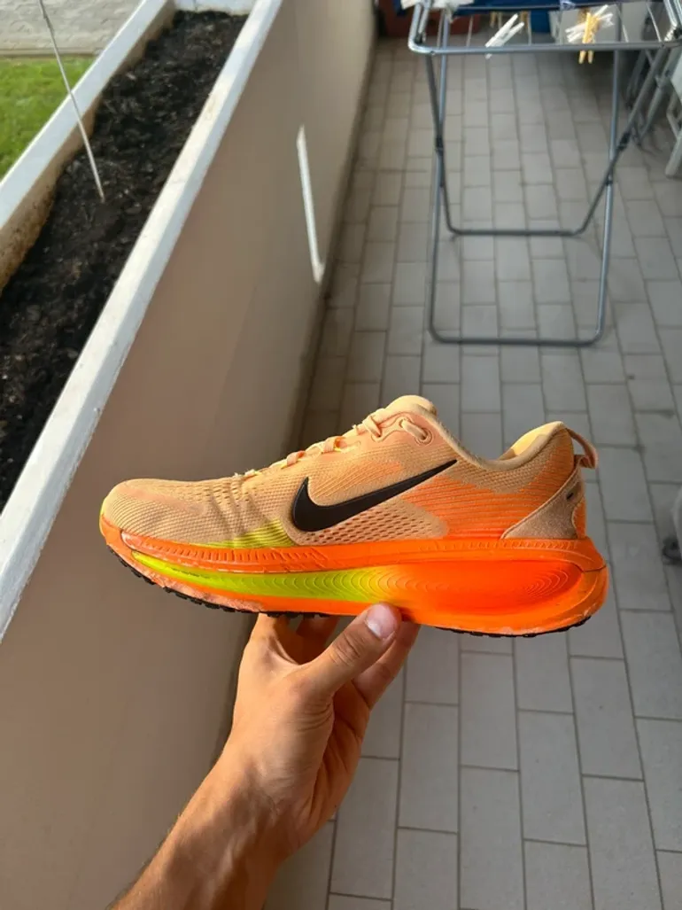 Used Nike ZoomX Vomero 18 bike — image 5 of 9