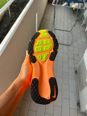 Used Nike ZoomX Vomero 18 bike — image 8 of 9