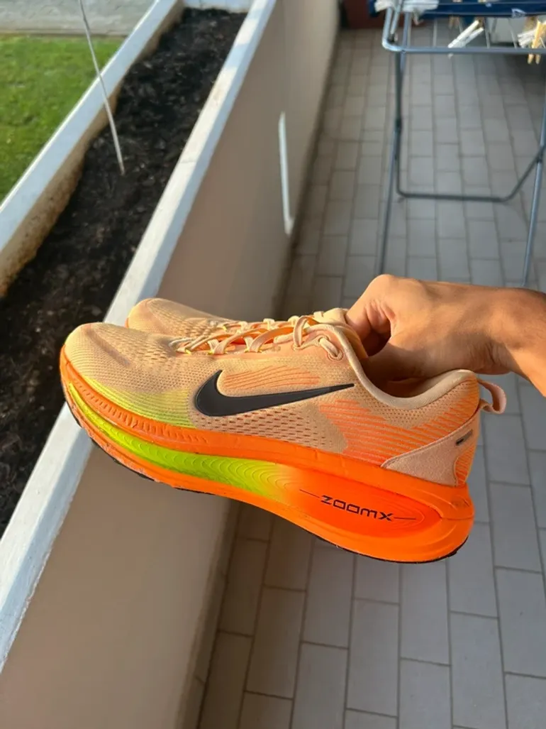 Used Nike ZoomX Vomero 18 bike — image 7 of 9