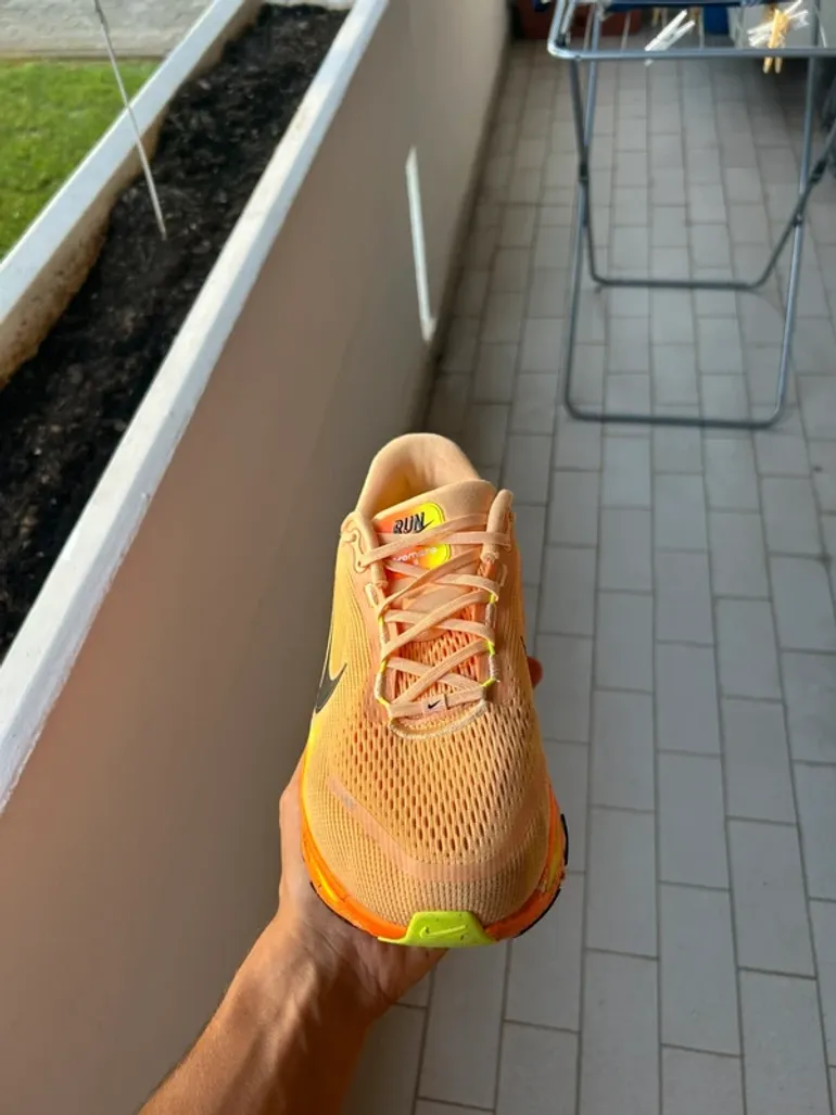 Used Nike ZoomX Vomero 18 bike — image 4 of 9