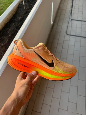 Used Nike ZoomX Vomero 18 bike — image 1 of 9