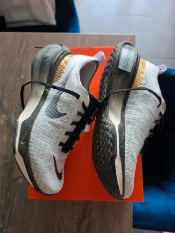 Used Nike ZoomX Invincible Run 3 bike — image 3 of 10