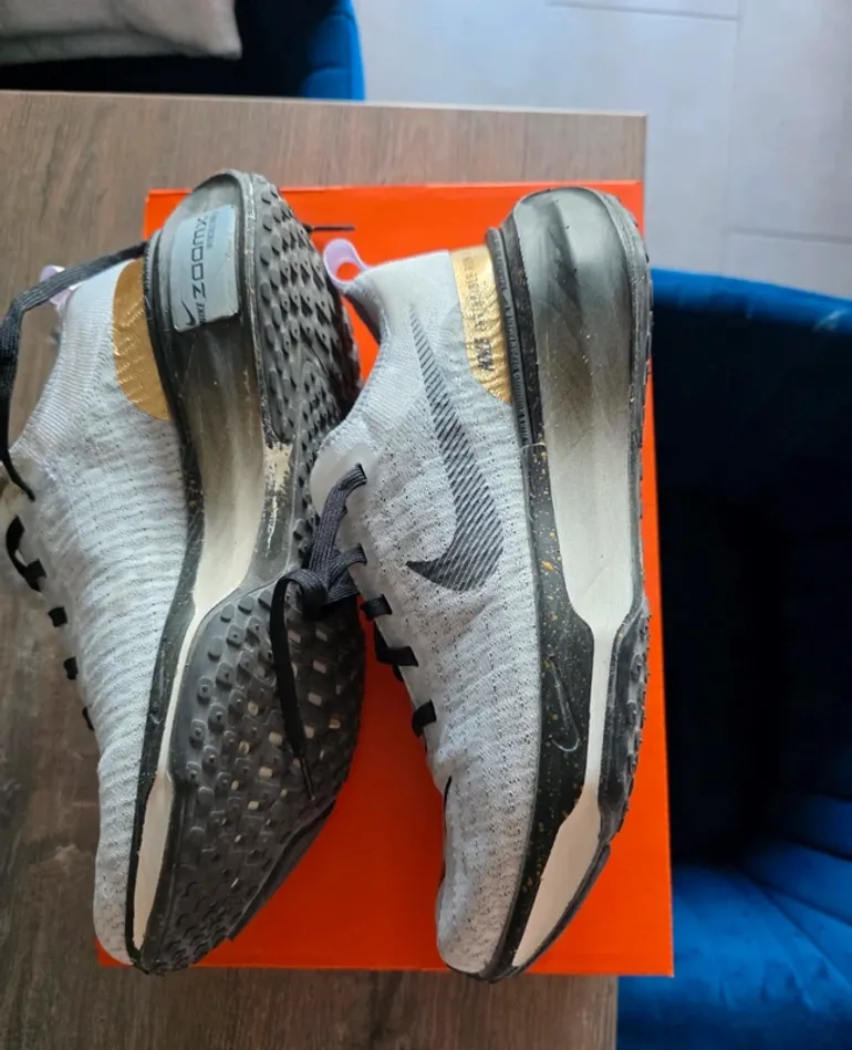 Used Nike ZoomX Invincible Run 3 bike — image 5 of 10
