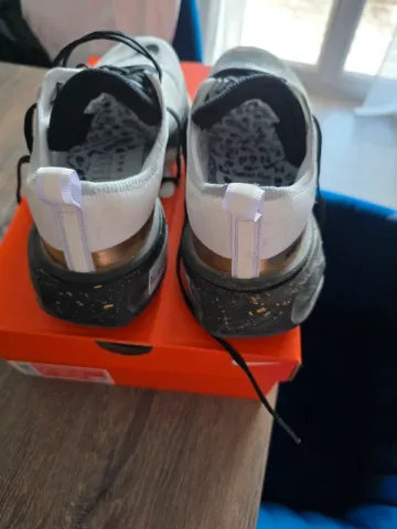 Used Nike ZoomX Invincible Run 3 bike — image 4 of 10