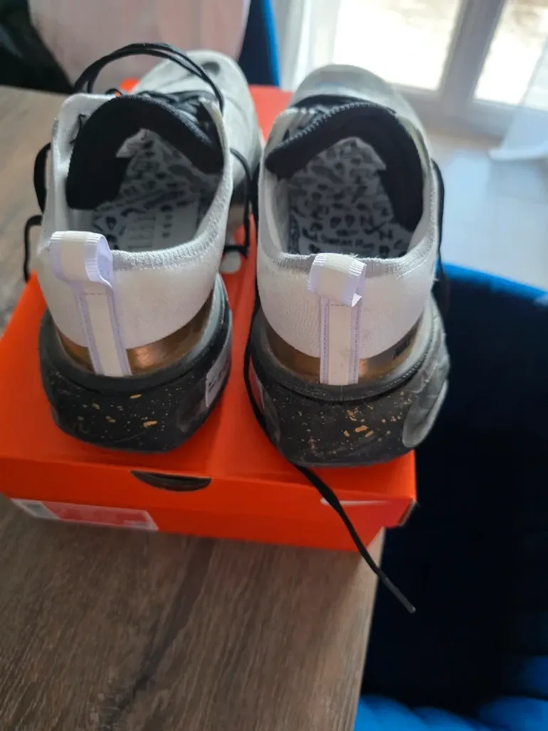 Used Nike ZoomX Invincible Run 3 bike — image 4 of 10