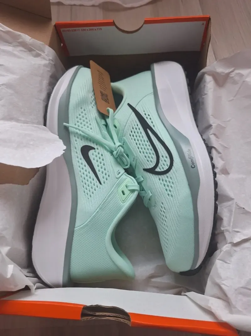 Použité Nike QUEST 6 Running Shoes