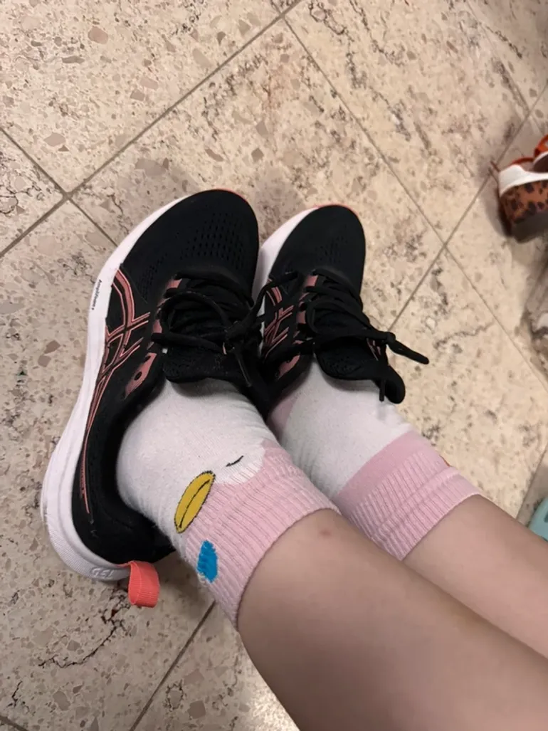 Used Asics Running Shoes bike — image 4 of 4