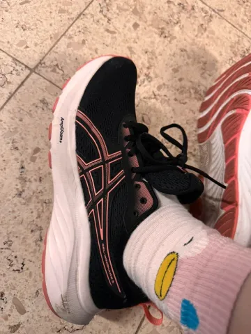 Used Asics Running Shoes bike — image 3 of 4