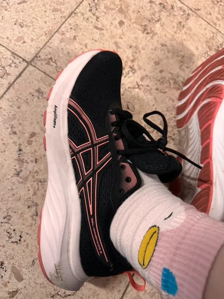 Used Asics Running Shoes bike — image 3 of 4