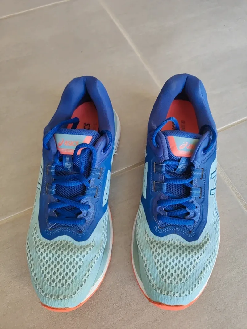 Asics GT 2000 Running Shoes usato