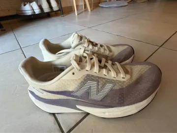 New Balance FuelCell V5 bike usato — immagine 3 di 7