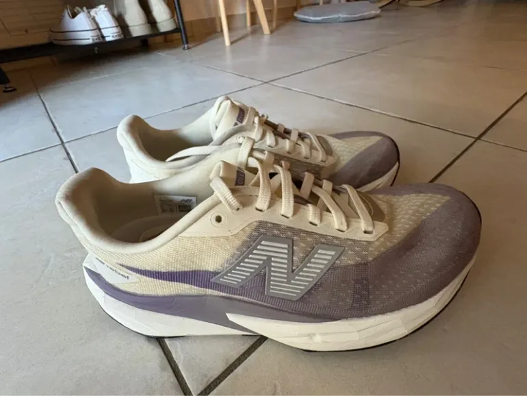 New Balance FuelCell V5 bike usato — immagine 3 di 7