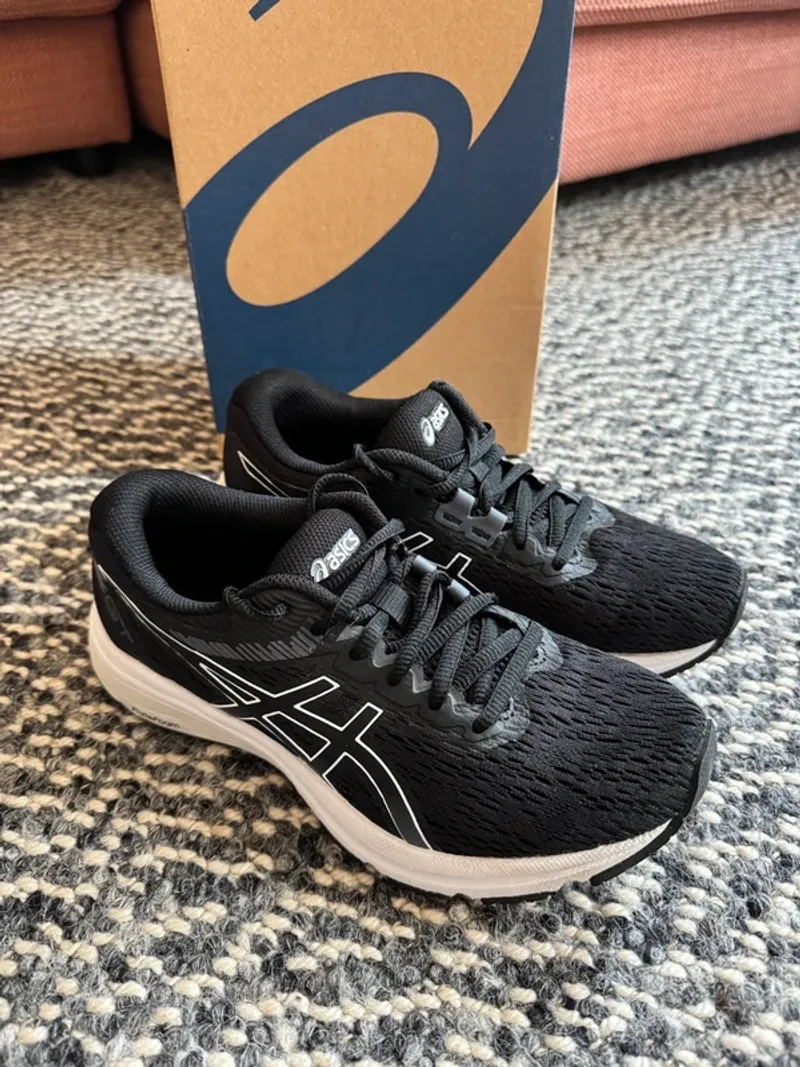 Used White GT-800 Running Shoes