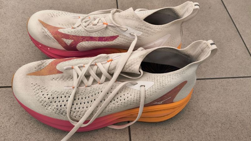Used Mizuno vista Running Shoes