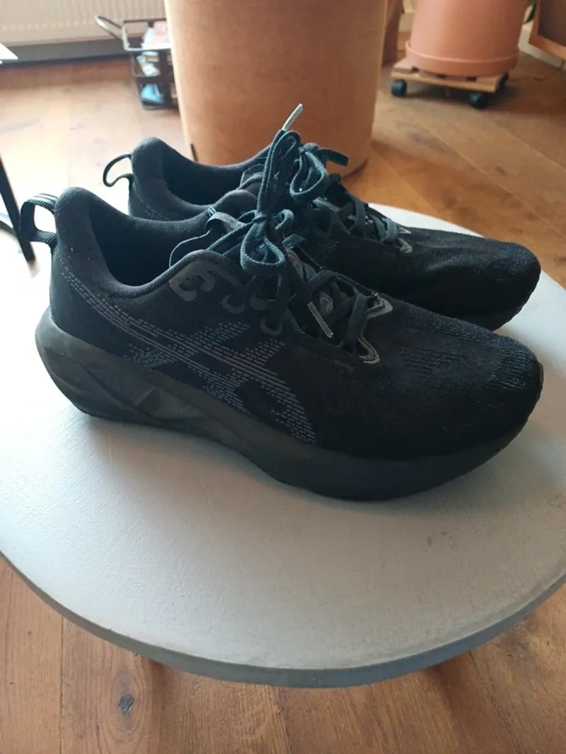 Used Asics Novablast 5 Running Shoes