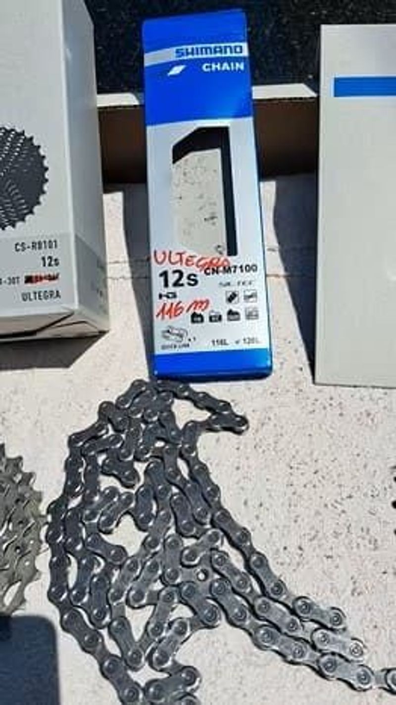 Used Shimano Ultegra Di2 RD-R8150 2026 Drivetrain & Pedals