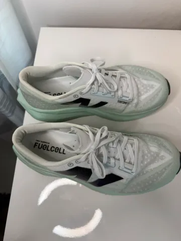 New Balance Laufschuhe bike d'occasion — image 2 sur 4