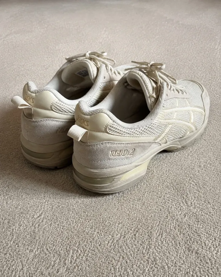Used White Gel-1090 V2 bike — image 3 of 5