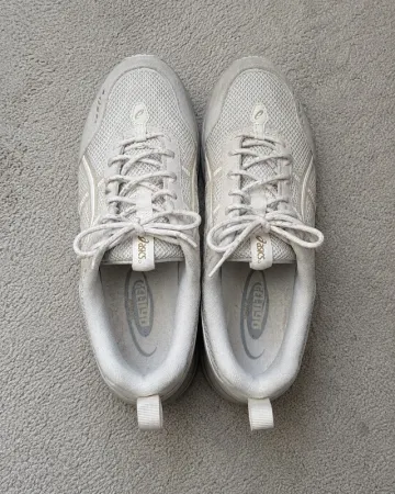Used White Gel-1090 V2 bike — image 2 of 5