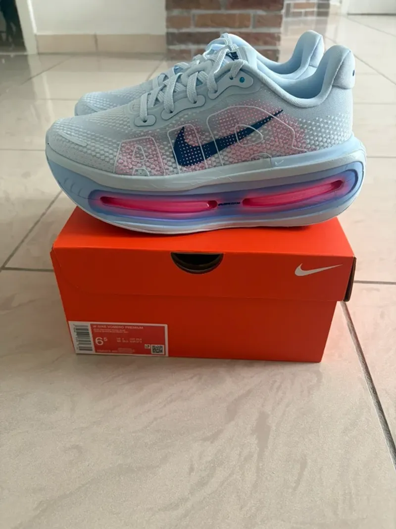 Premium Vomero Running Shoes usato
