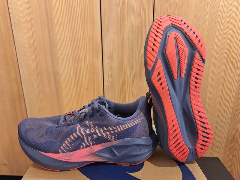 Käytetty Asics Novablast 5 Running Shoes