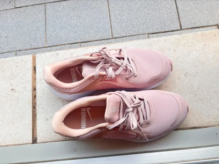Used Nike Sneakers Rosa bike — image 4 of 5
