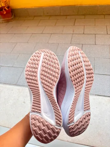 Used Nike Sneakers Rosa bike — image 3 of 5