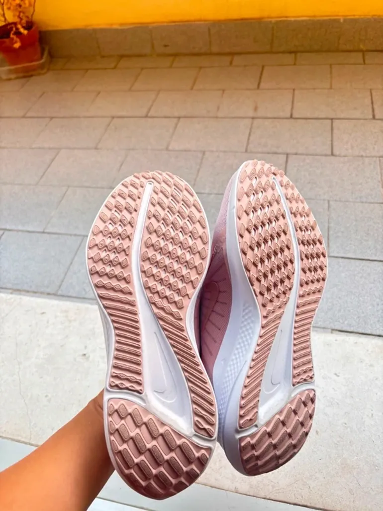 Used Nike Sneakers Rosa bike — image 3 of 5