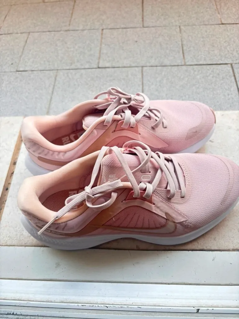 Used Nike Sneakers Rosa bike — image 1 of 5
