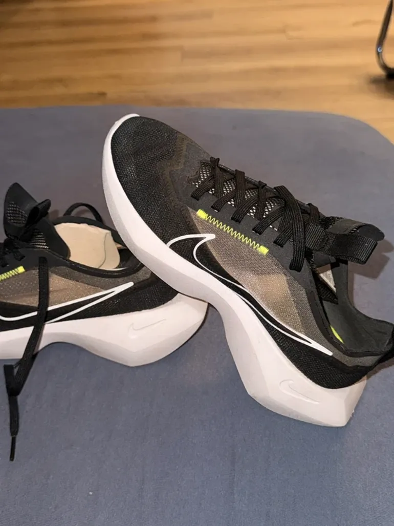 Used Nike Running Shoes bike — image 2 of 8