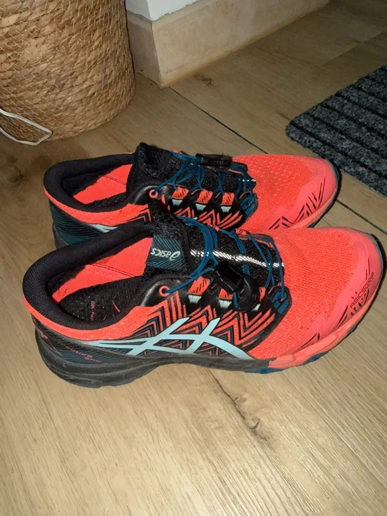 Used Asics Trail Running Shoes bike — image 2 of 3