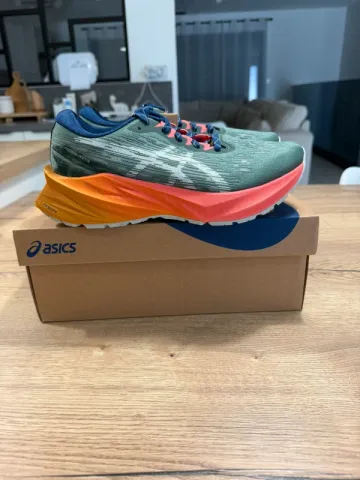 Asics Novablast 3 bike d'occasion — image 2 sur 5