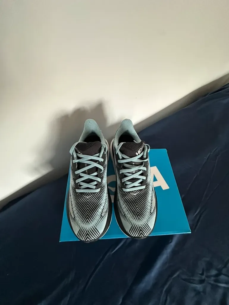 Used Hoka Clifton 9 GTX bike — image 5 of 7