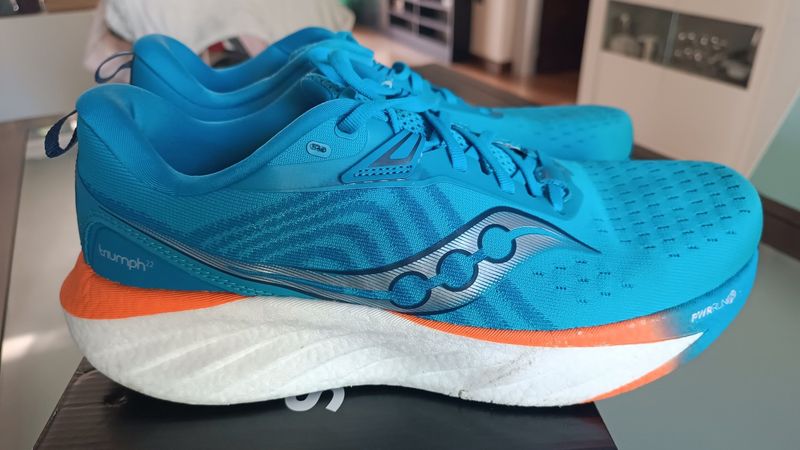 Used Saucony Triumph 22 Running Shoes