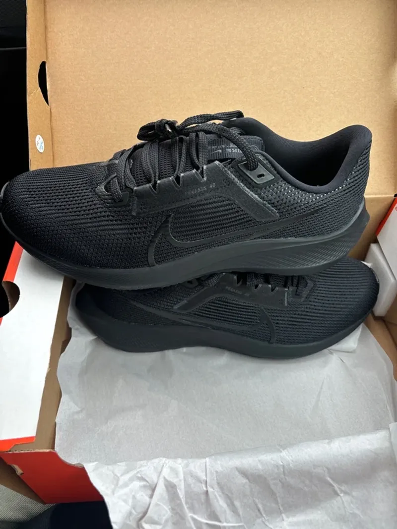 Used Pegasus Air Zoom 40 Running Shoes